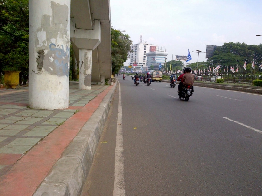 Masa tenang Pemilu, bendera Parpol masih kotori jalanan Ibu Kota