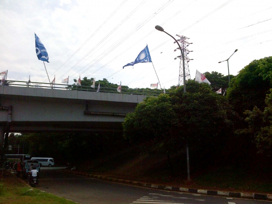Masa tenang Pemilu, bendera Parpol masih kotori jalanan Ibu Kota