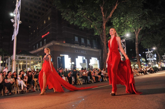 Pesona model cantik berlenggak-lenggok di jalanan Singapura