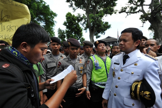 Bima saat temui demonstran mahasiswa usai dilantik Wali Kota