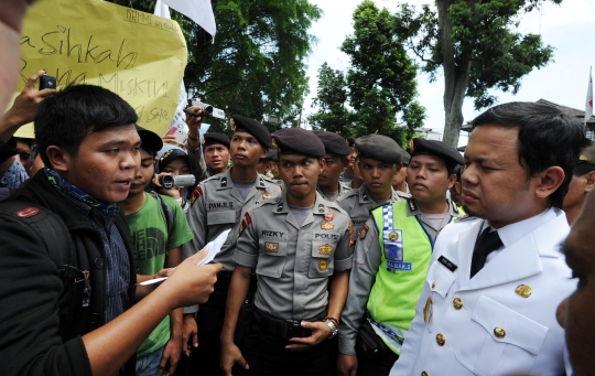 Bima saat temui demonstran mahasiswa usai dilantik Wali Kota