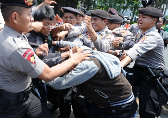 Aksi bentrok HMI dan aparat saat pelantikan Bima Arya