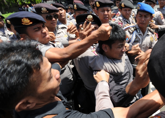 Aksi bentrok HMI dan aparat saat pelantikan Bima Arya