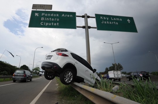 Mazda CX5 terjungkal di pintu keluar Tol Pondok Ranji