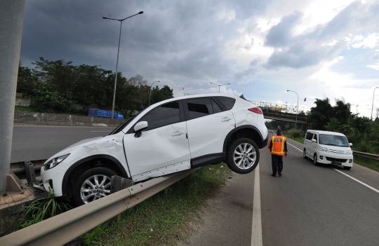 Mazda CX5 terjungkal di pintu keluar Tol Pondok Ranji