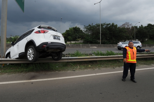 Mazda CX5 terjungkal di pintu keluar Tol Pondok Ranji