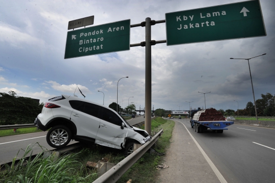 Mazda CX5 terjungkal di pintu keluar Tol Pondok Ranji