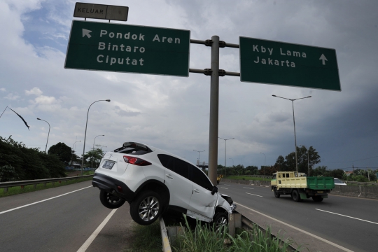Mazda CX5 terjungkal di pintu keluar Tol Pondok Ranji