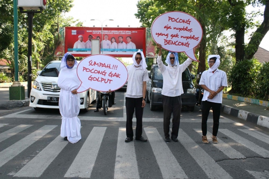 Aksi lima 'pocong' sosialisasikan pemilu di Medan