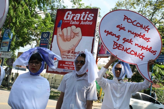 Aksi lima 'pocong' sosialisasikan pemilu di Medan