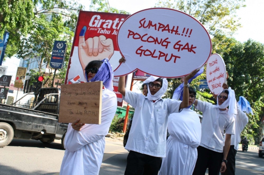 Aksi lima 'pocong' sosialisasikan pemilu di Medan