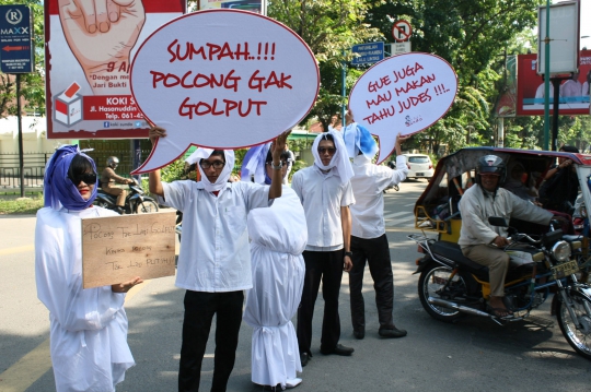 Aksi lima 'pocong' sosialisasikan pemilu di Medan