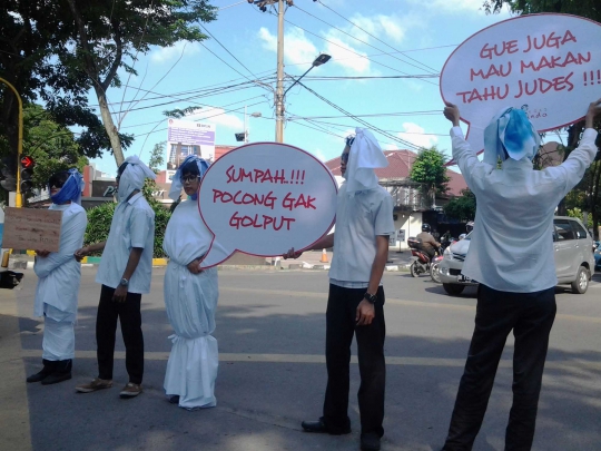 Aksi lima 'pocong' sosialisasikan pemilu di Medan