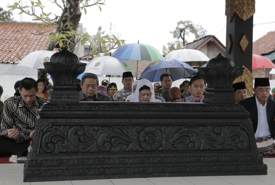 SBY dan keluarga nyekar ke makam Sarwo Edhie Wibowo di Purworejo