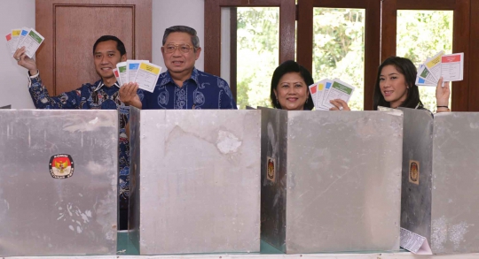 Kompak berbatik biru, Presiden SBY sekeluarga nyoblos di Bogor