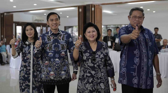 Kompak berbatik biru, Presiden SBY sekeluarga nyoblos di Bogor