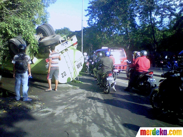 Foto Hindari angkot truk  tangki  air  terguling di Cakung 