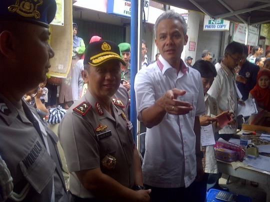 Ganjar bersama Kapolda Jateng & Pangdam IV saat sidak TPS rawan