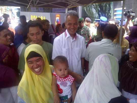 Ganjar bersama Kapolda Jateng & Pangdam IV saat sidak TPS rawan