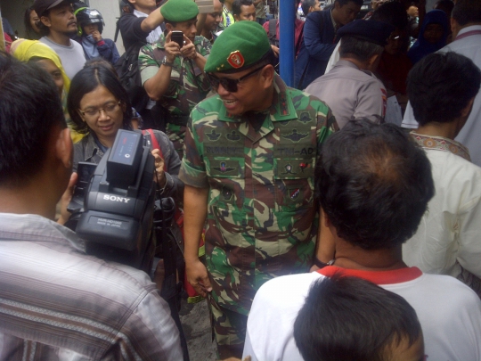 Ganjar bersama Kapolda Jateng & Pangdam IV saat sidak TPS rawan