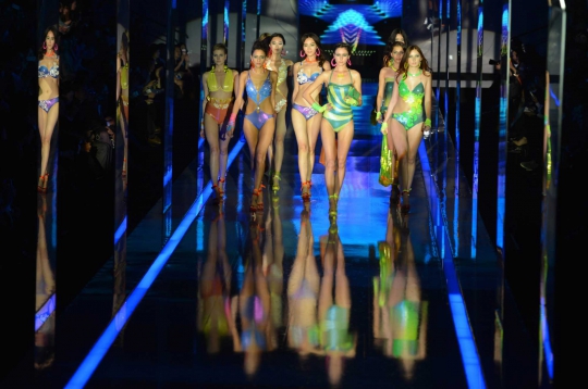 Seksinya para model pamerkan pakaian dalam Shanghai Fashion Week