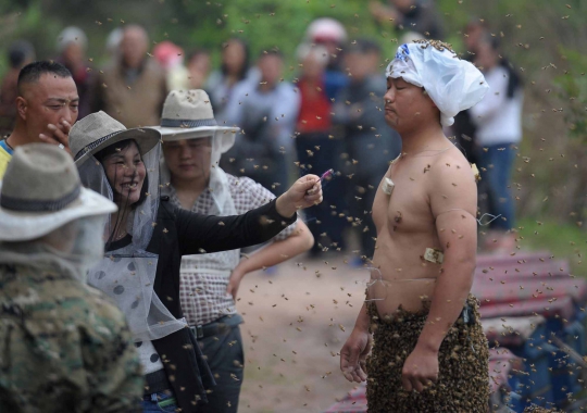 Aksi nekat pria China tutupi tubuh dengan 460.000 ekor lebah