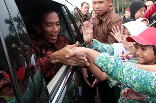 Keliling Monas, Jokowi diserbu rombongan anak sekolah