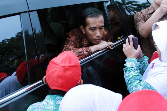 Keliling Monas, Jokowi diserbu rombongan anak sekolah