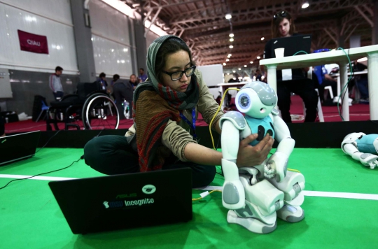 Aksi robot canggih bermain sepakbola dalam RoboCup Iran 2014