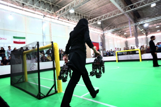 Aksi robot canggih bermain sepakbola dalam RoboCup Iran 2014