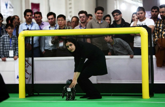 Aksi robot canggih bermain sepakbola dalam RoboCup Iran 2014