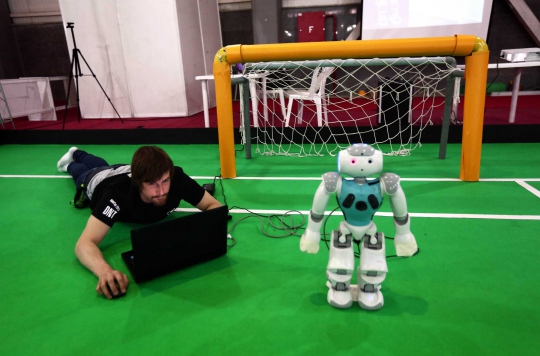 Aksi robot canggih bermain sepakbola dalam RoboCup Iran 2014