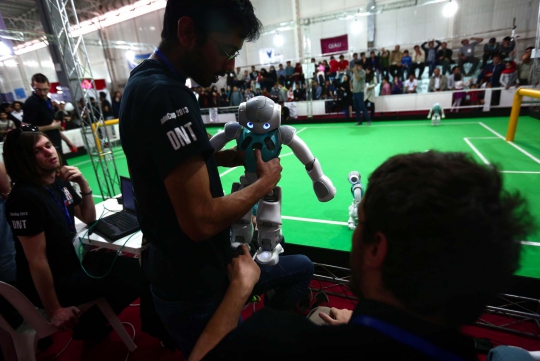 Aksi robot canggih bermain sepakbola dalam RoboCup Iran 2014