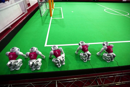 Aksi robot canggih bermain sepakbola dalam RoboCup Iran 2014