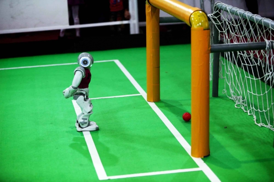 Aksi robot canggih bermain sepakbola dalam RoboCup Iran 2014