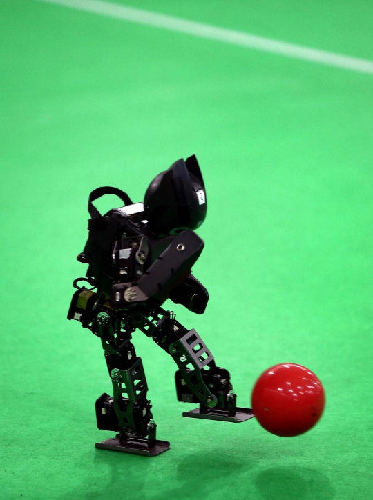 Aksi robot canggih bermain sepakbola dalam RoboCup Iran 2014