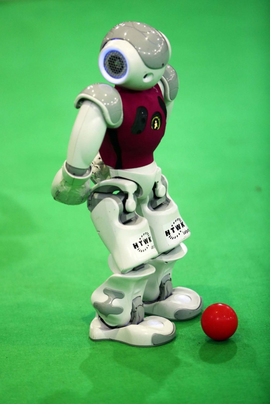 Aksi robot canggih bermain sepakbola dalam RoboCup Iran 2014