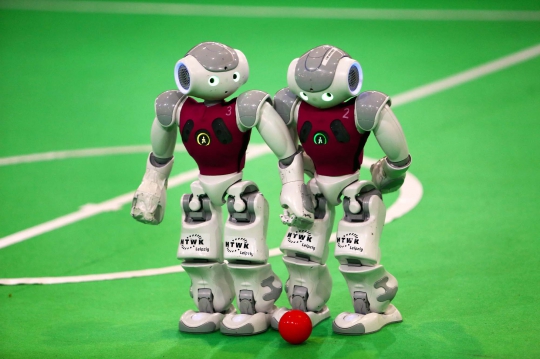 Aksi robot canggih bermain sepakbola dalam RoboCup Iran 2014