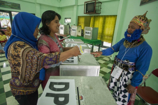 Potret unik warga Indonesia meriahkan pencoblosan Pemilu 2014