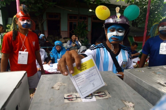 Potret unik warga Indonesia meriahkan pencoblosan Pemilu 2014