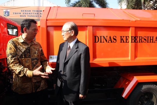 Ahok terima hibah truk sampah dari TETO Indonesia