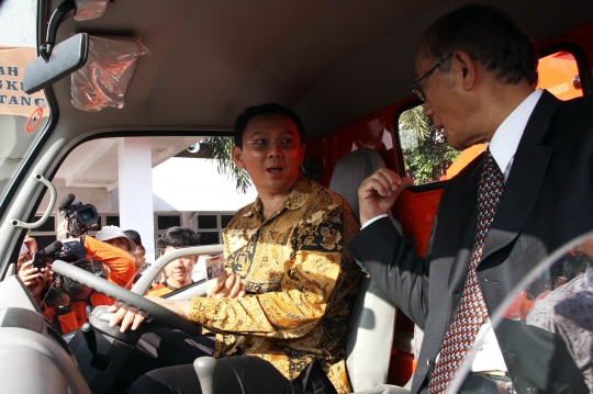 Ahok terima hibah truk sampah dari TETO Indonesia