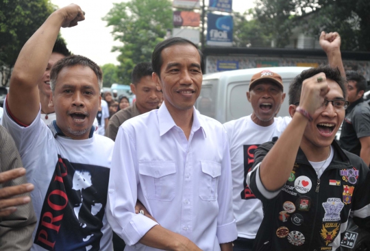 Aksi Jokowi bersama massa ProJo saat peresmian RJ
