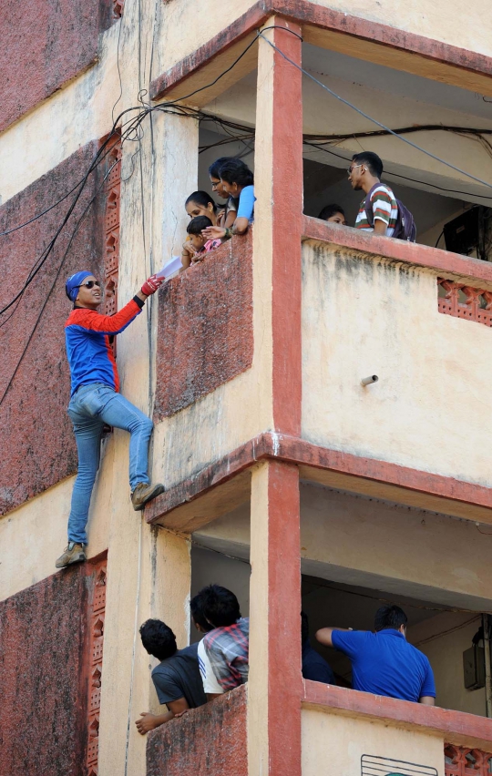 Aksi caleg 'Spiderman' di India kampanye dari dinding ke dinding