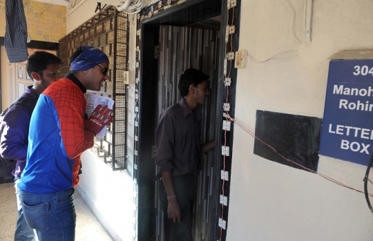 Aksi caleg 'Spiderman' di India kampanye dari dinding ke dinding