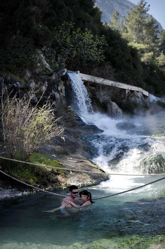 Menikmati kehangatan sungai air panas di 'Negeri Para Dewa'