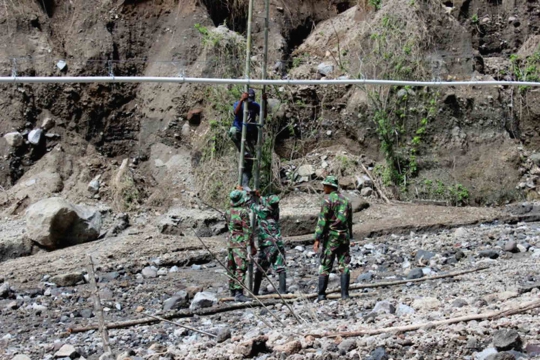 Aksi pasukan Kostrad bangun pipa air bersih untuk korban Kelud