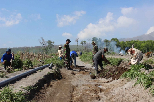 Aksi pasukan Kostrad bangun pipa air bersih untuk korban Kelud