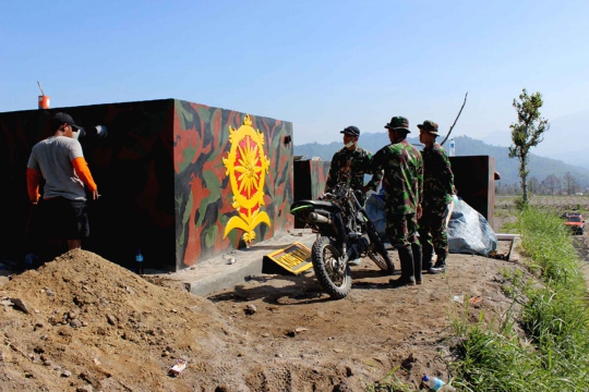 Aksi pasukan Kostrad bangun pipa air bersih untuk korban Kelud
