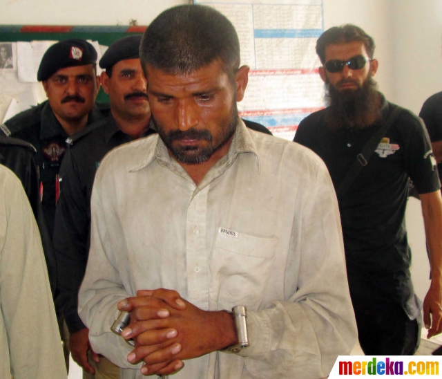 Mohammad Arif sebelumnya pernah ditahan karena tertangkap basah sedang memakan 150 mayat manusia di kuburan Bhakkar.